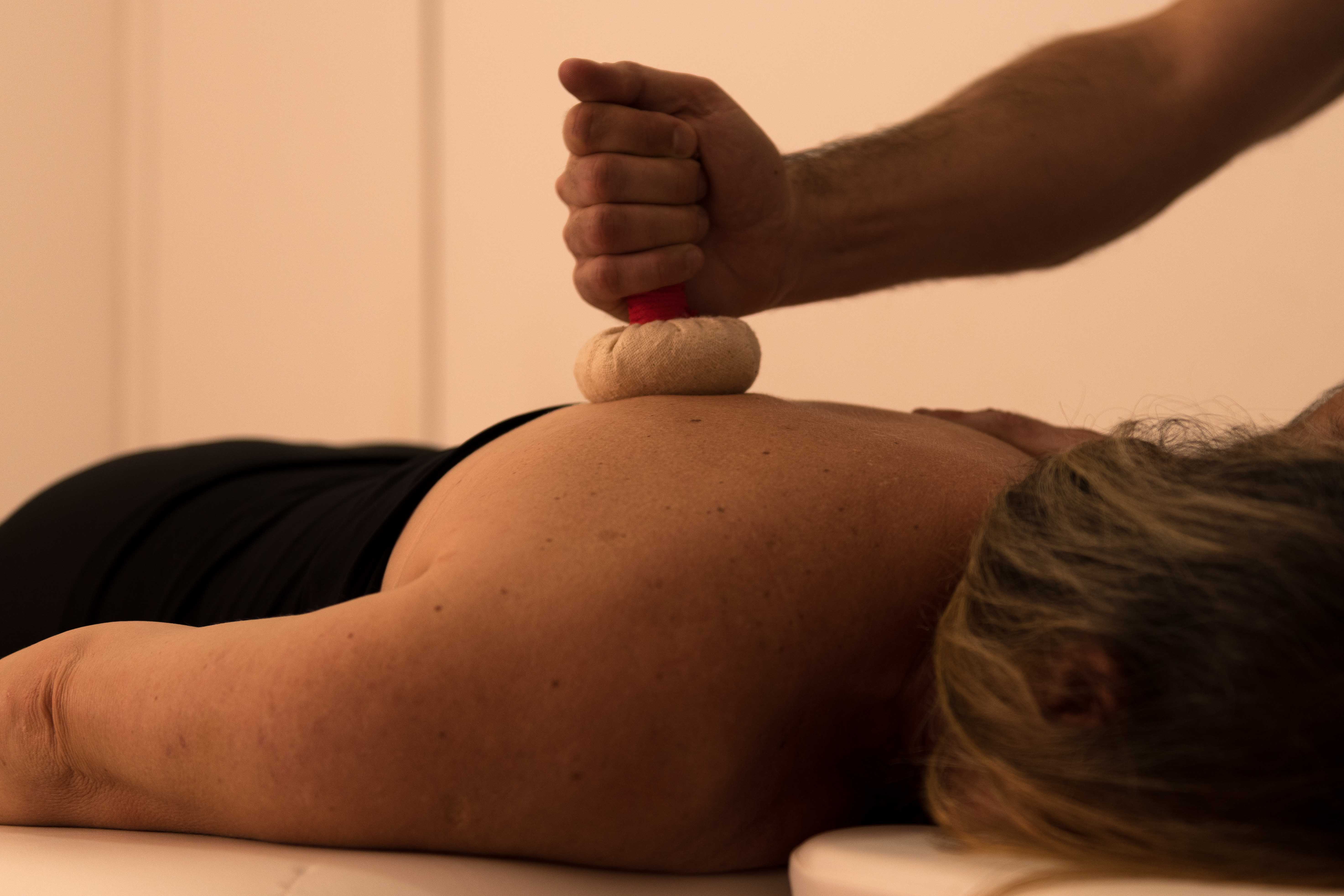 Aplicação de massagem com Pindas Chinesas outros massoterapeuta