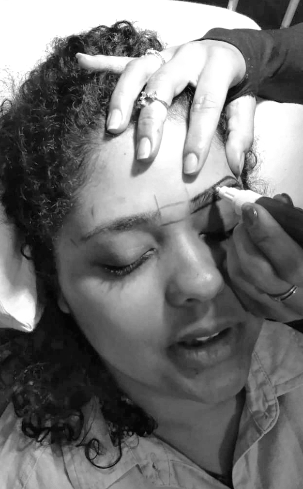 Marcação sendo feita em forma de pontilhismo  estética designer de sobrancelhas