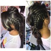 Penteado com tranças rasteiras laterais e topetes.