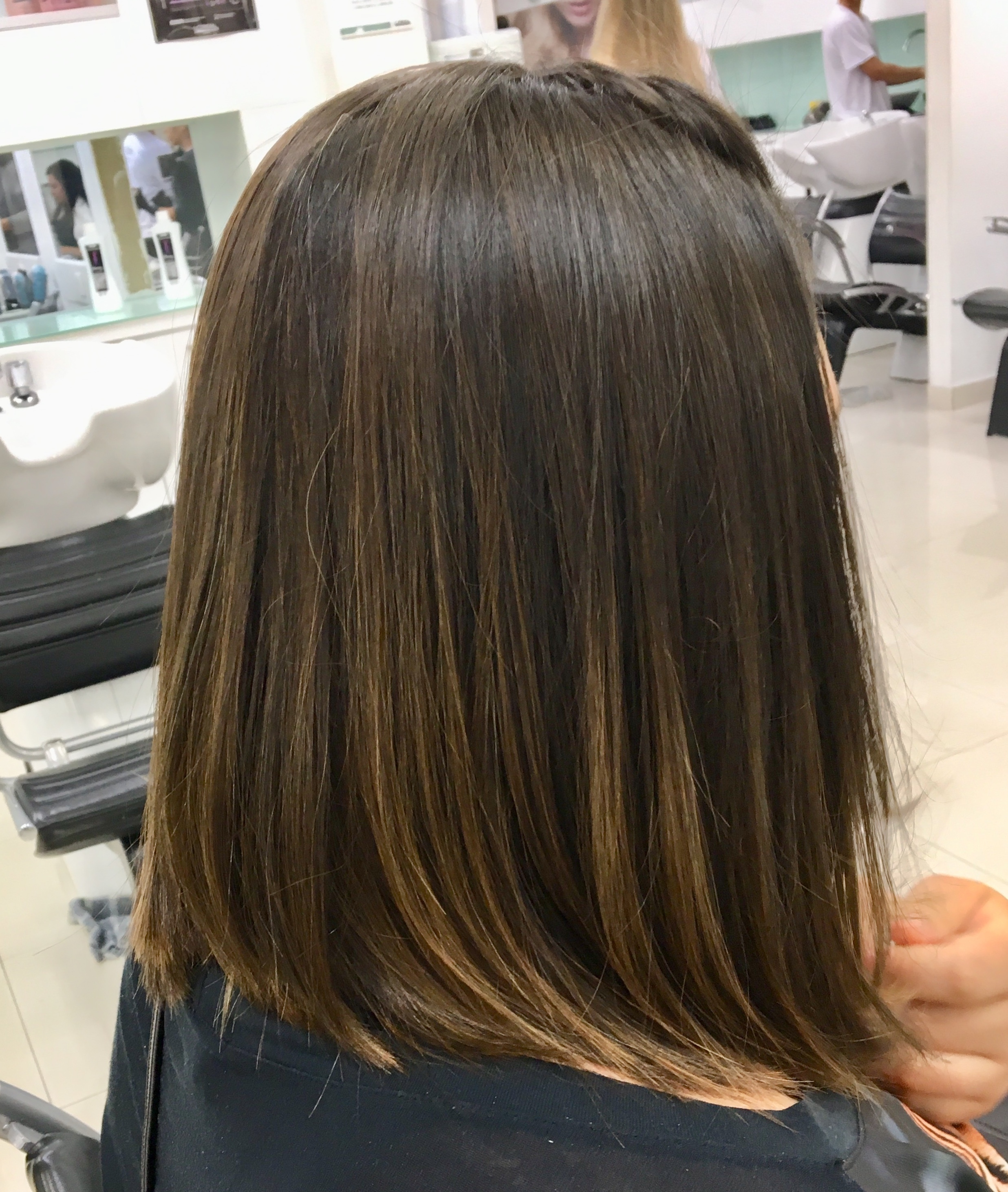 Trabalho minucioso de luzes super, ultra, mega fininha.  Com as pontas levemente iluminada em relação ao topo .  #morenailuminada   cabelo cabeleireiro(a) auxiliar cabeleireiro(a)