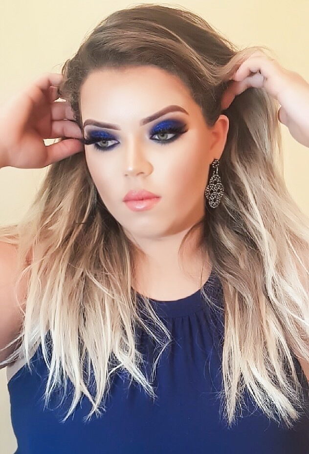 Smokey Glam Azul, perfeito para quem quer lacrar mas tem a pálpebra gordinha... É uma Make Festa que atendem a madrinhas de casamento, mães de noivo(a), damas de honra (adultas), formandas, debutantes, noivinhas (noivado) e todo tipo de ocasião onde vc queira arrasar... 
 Fique ainda mais linda com make para diversas ocasiões

Model: Jéssica BC maquiagem maquiador(a) designer de sobrancelhas