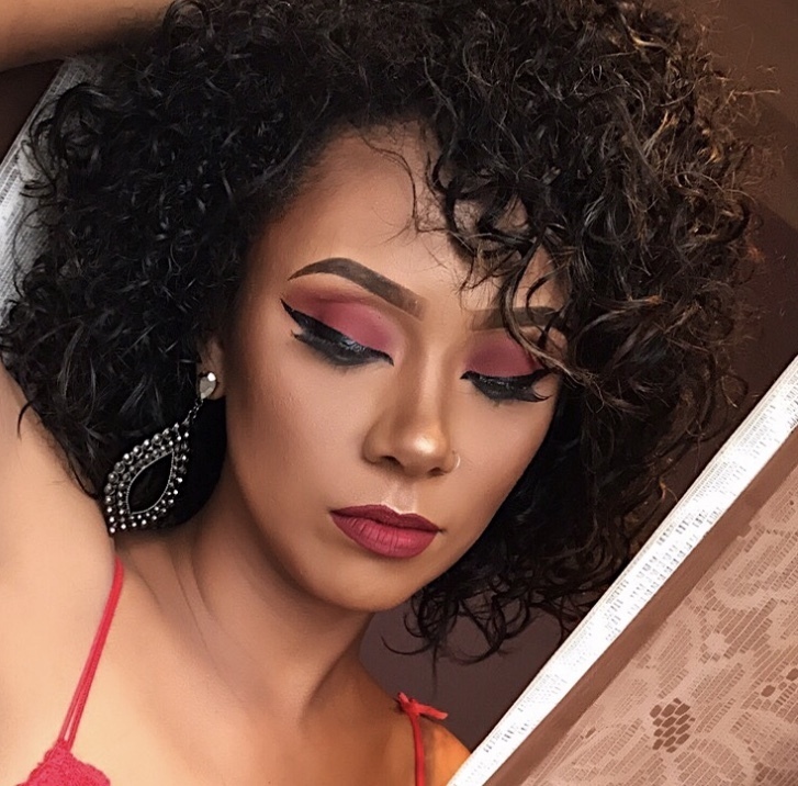Smokey eyes vermelho com delineado agulha,  parabquem tem pálpebras grandes e quer destacar seu olhar é sensacional. É uma Make Festa que atendem a madrinhas de casamento, mães de noivo(a), damas de honra (adultas), formandas, debutantes, noivinhas (noivado) e todo tipo de ocasião onde vc queira arrasar... 
 Fique ainda mais linda com make para diversas ocasiões

Model: Juliana Lima maquiagem maquiador(a) designer de sobrancelhas