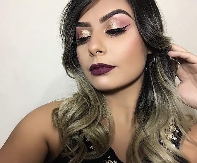 Smokey Glam Dourado... É uma Make Festa que atendem a madrinhas de casamento, mães de noivo(a), damas de honra (adultas), formandas, debutantes, noivinhas (noivado) e todo tipo de ocasião onde vc queira arrasar... 
 Fique ainda mais linda com make para diversas ocasiões

Model: Caressa Andrade maquiagem maquiador(a) designer de sobrancelhas