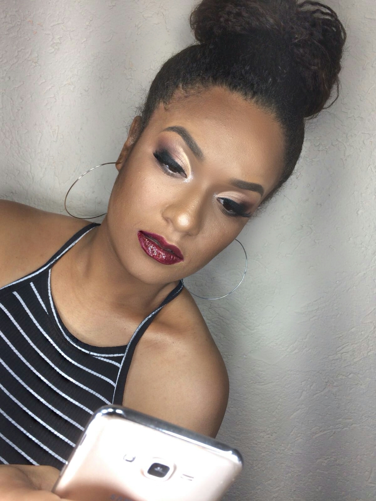 Modelo de pele negra. maquiagem recepcionista