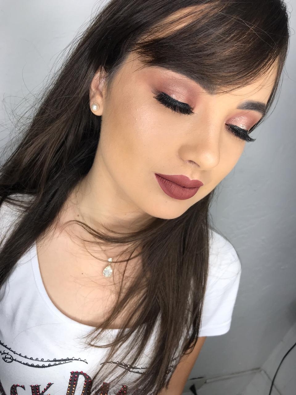 Modelo para make delicada. maquiagem recepcionista