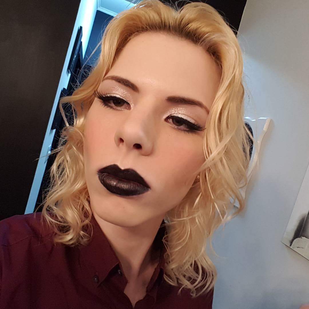 #makeup #maquiagem #make #batom #maquiagemx #maquiagembrasil #tutorial #loucaspormaquiagem #universodamaquiagem_oficial #auroramakeup #maquiadora #cabelo #pausaparafeminices #beleza #maquiagembrasill #unhas #vegas_nay #brian_champagne #maquillaje #videos #maquiagemprofissional #laurag_143 #makeupaddict #cabelos #makeupartistsworldwide #dressyourface #norvina  #hudabeauty #liveglam maquiagem maquiador(a)
