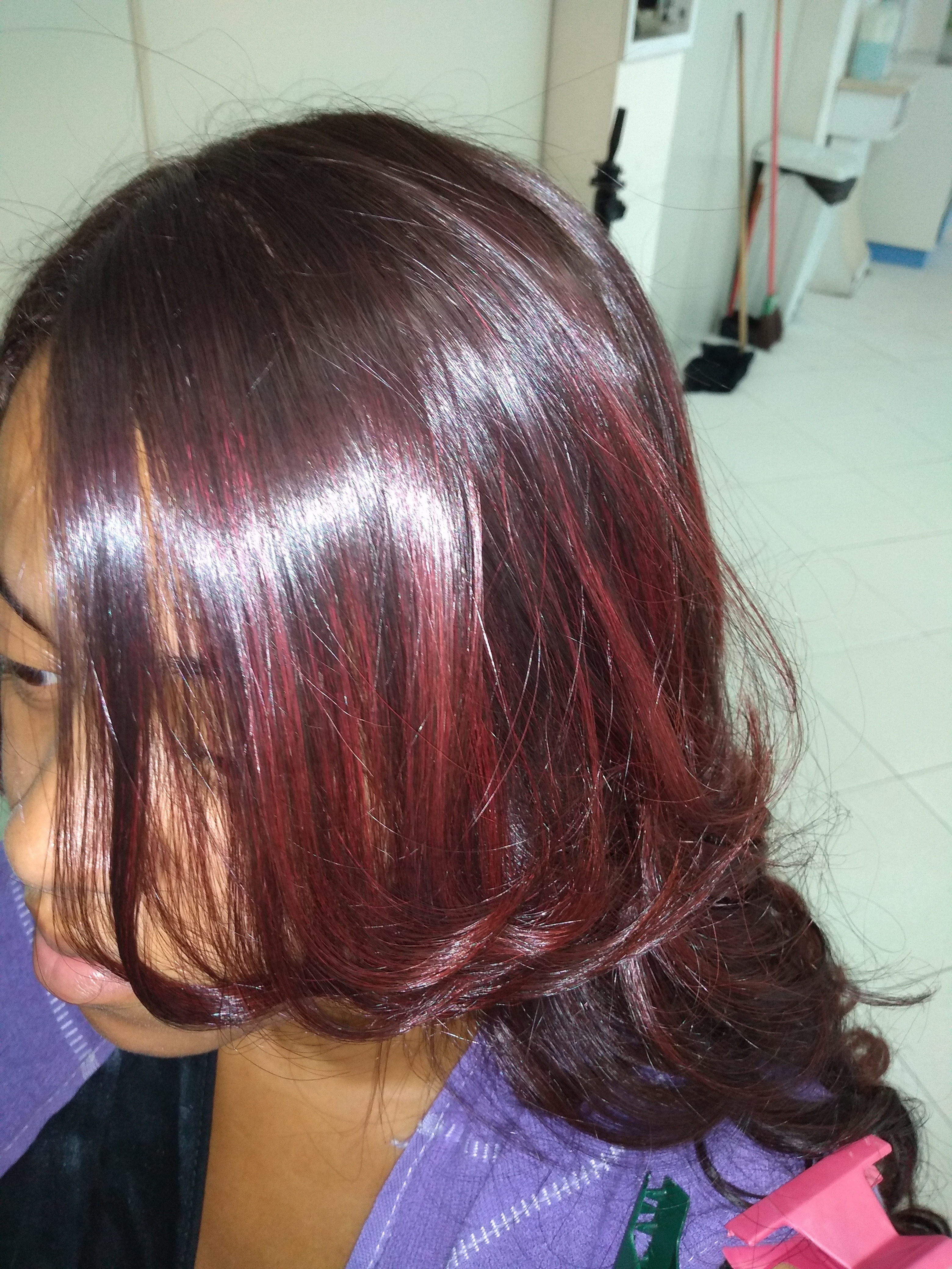 Escova modelada. cabelo auxiliar cabeleireiro(a)