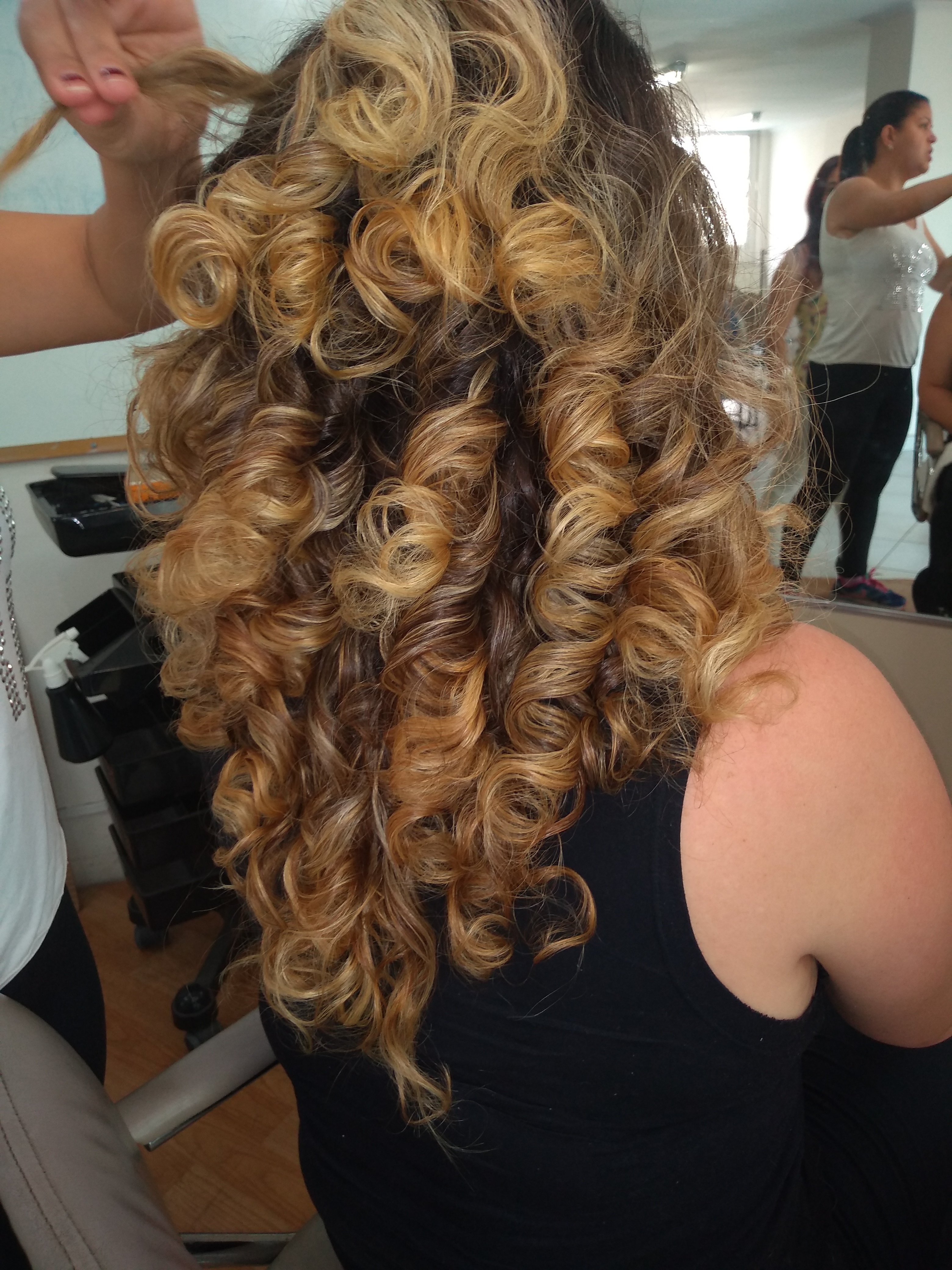 Penteado feito com buclê. cabelo auxiliar cabeleireiro(a)