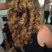 Penteado feito com buclê.
