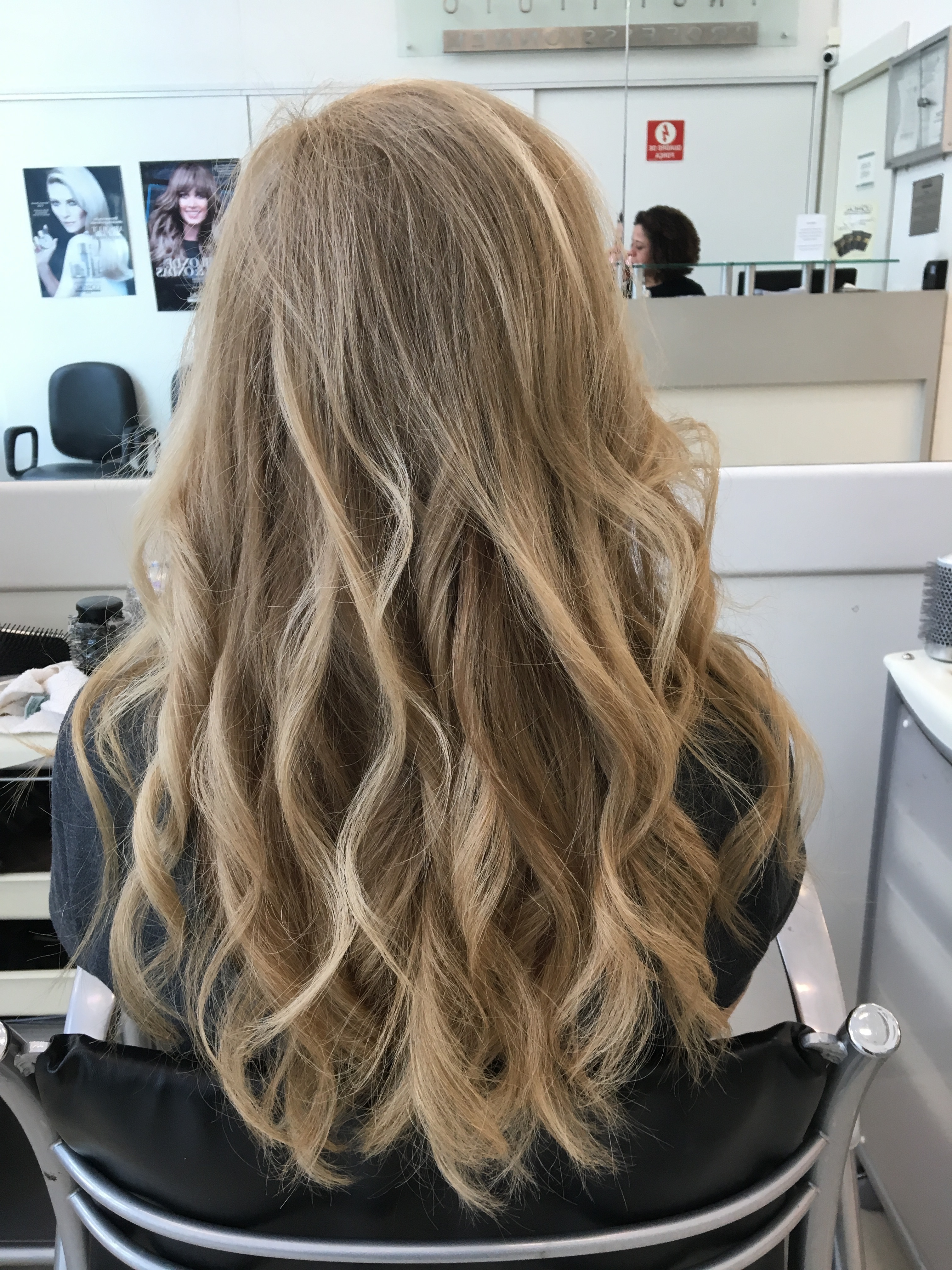 Escova modelada  cabelo cabeleireiro(a) auxiliar cabeleireiro(a)