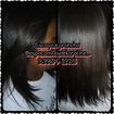 escova e prancha em um cabelo crespo.