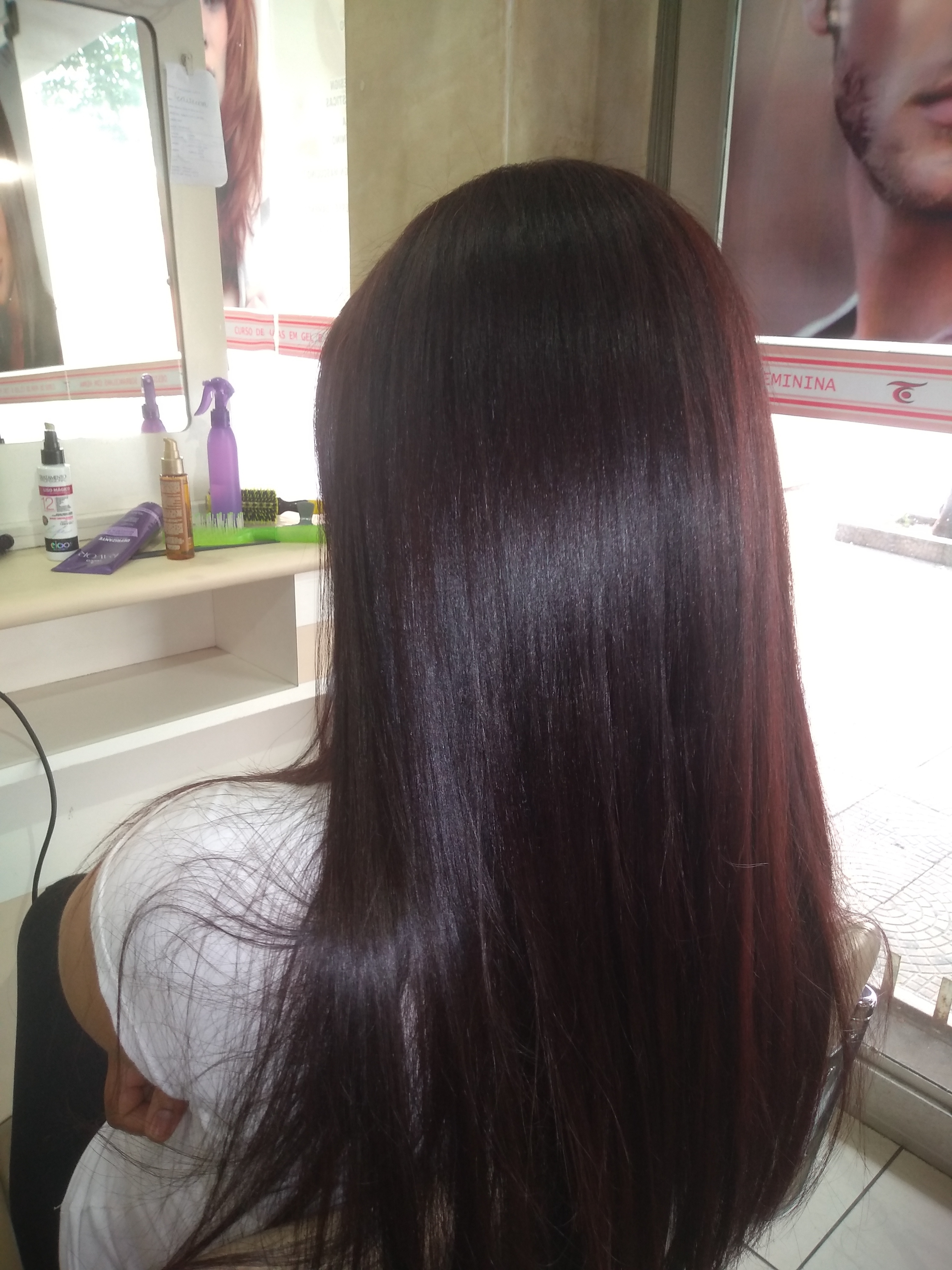 Escova com prancha. cabelo auxiliar cabeleireiro(a)