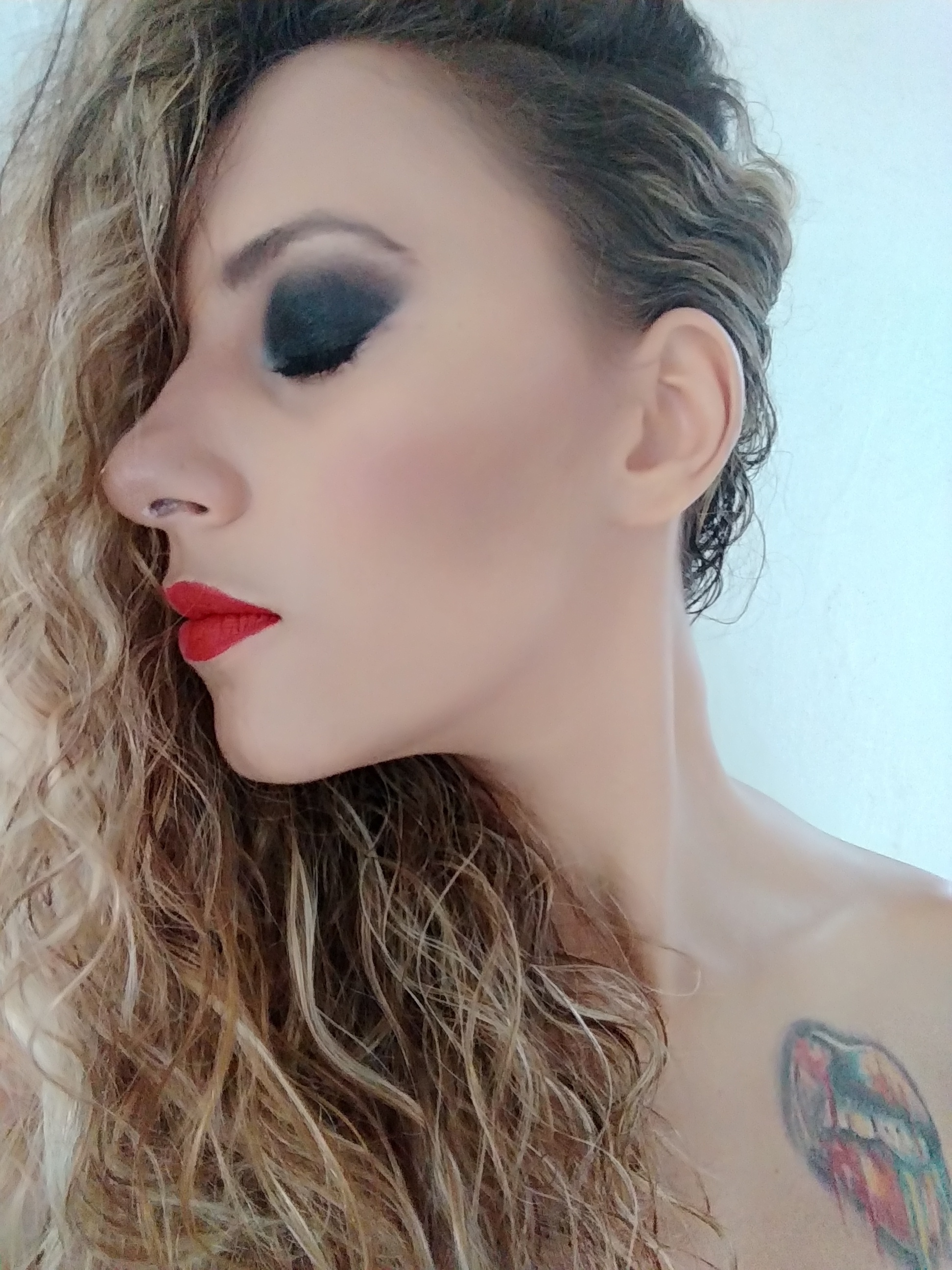 #aula #curso #automaquiagem 
Ofereço uma aula completa para mulheres que desejam aprender a realçar sua beleza sem depender de ninguém para se salvar em algum imprevisto do dia a dia. Com técnicas de correções de imperfeições, esfumado, boca bem desenhada, pele impecável. maquiagem maquiador(a)
