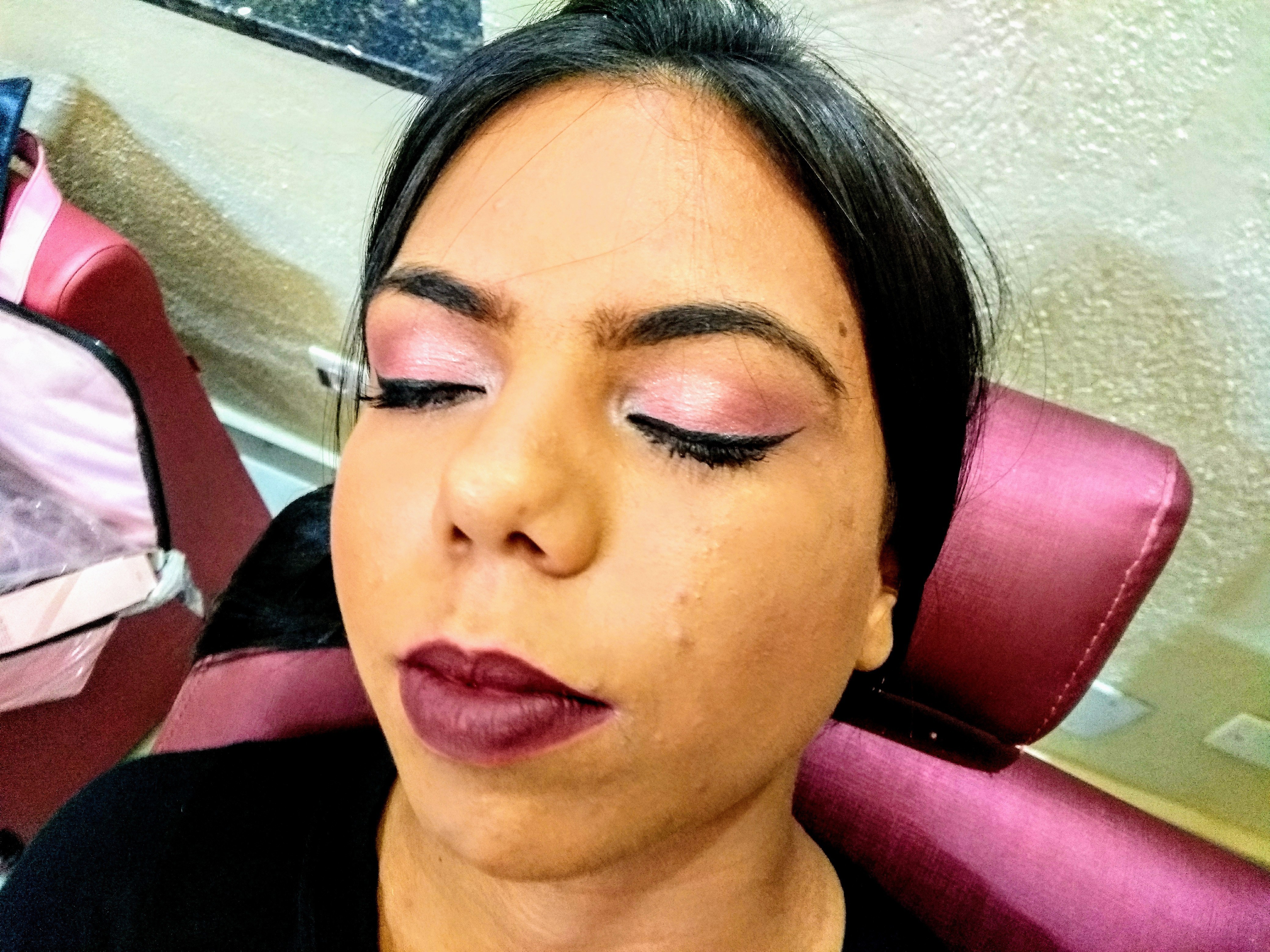 #aula #curso #automaquiagem 
Ofereço uma aula completa para mulheres que desejam aprender a realçar sua beleza sem depender de ninguém para se salvar em algum imprevisto do dia a dia. Com técnicas de correções de imperfeições, esfumado, boca bem desenhada, pele impecável. maquiagem maquiador(a)