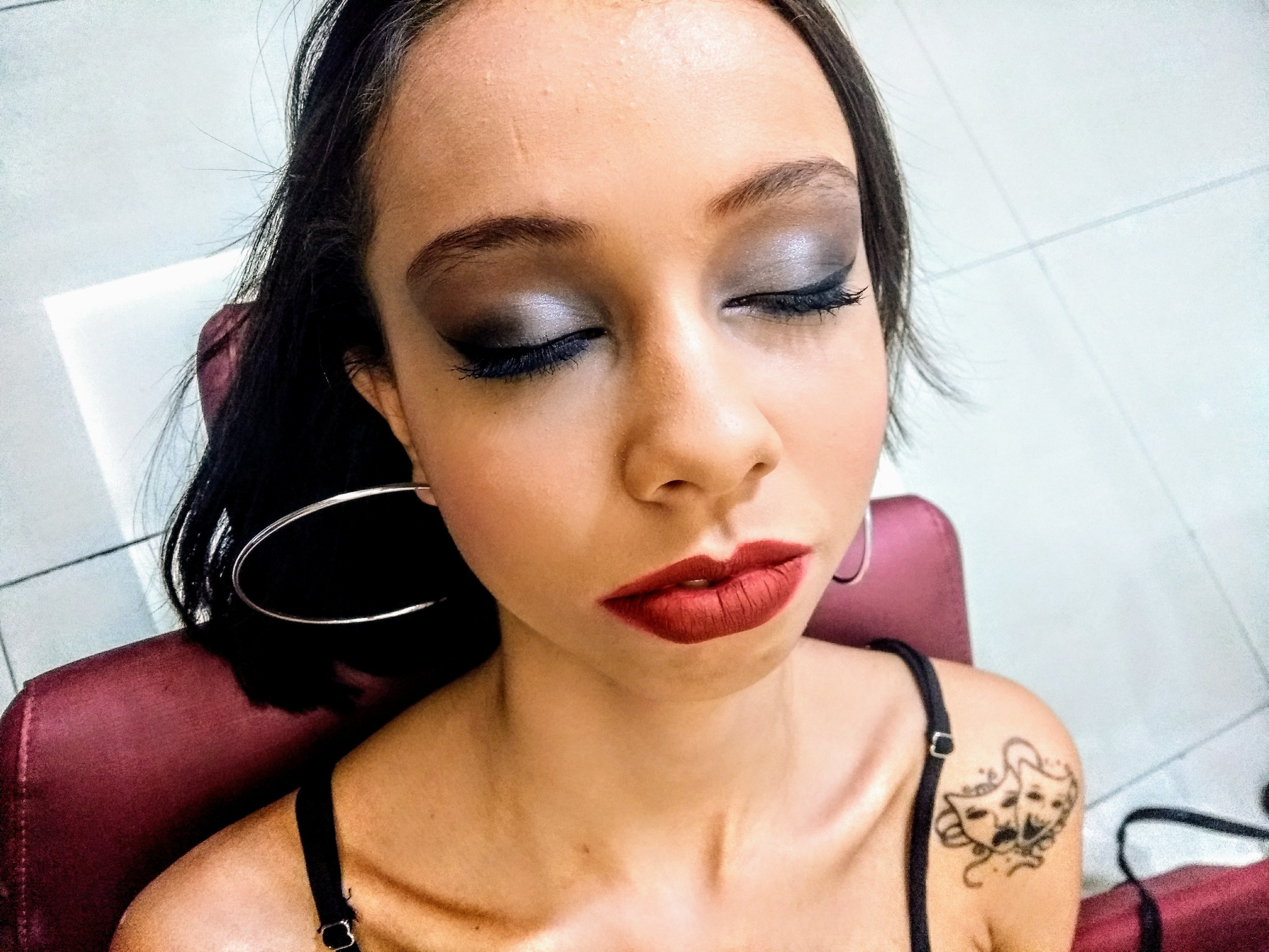 #aula #curso #automaquiagem 
Ofereço uma aula completa para mulheres que desejam aprender a realçar sua beleza sem depender de ninguém para se salvar em algum imprevisto do dia a dia. Com técnicas de correções de imperfeições, esfumado, boca bem desenhada, pele impecável. maquiagem maquiador(a)