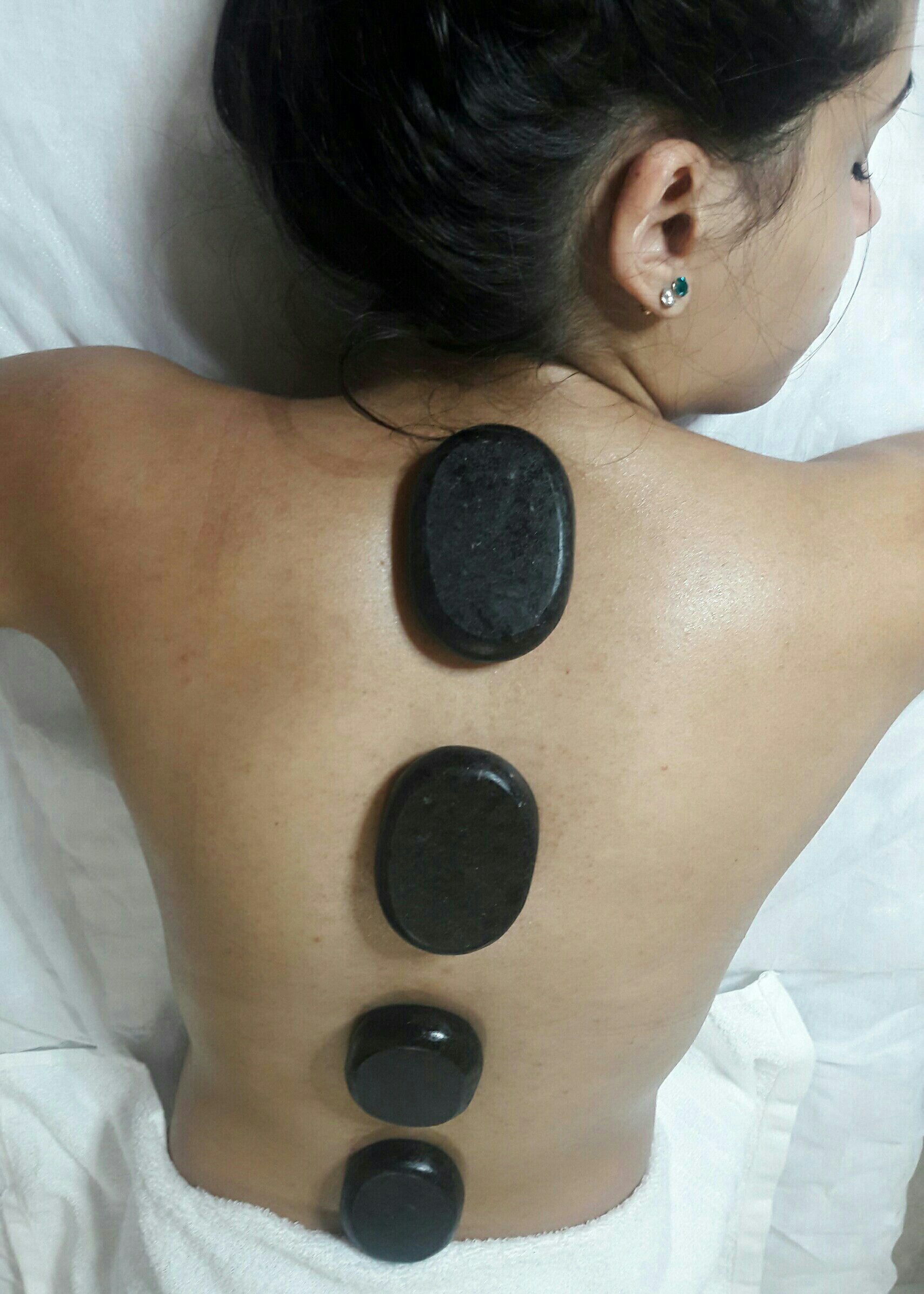 Massagem relaxante com pedrass quentes outros esteticista