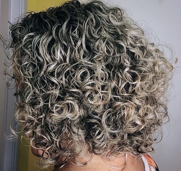 Luzes em cabelo cacheados. cabelo cabeleireiro(a) designer de sobrancelhas maquiador(a)