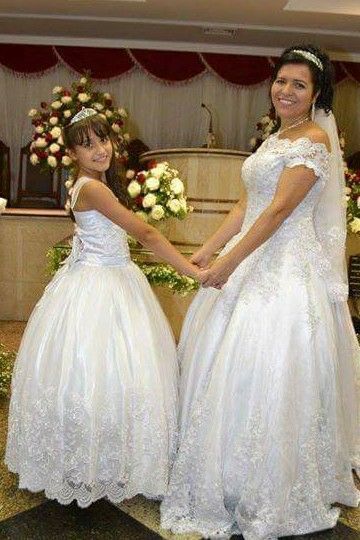 Noiva e daminha cabeleireiro(a)