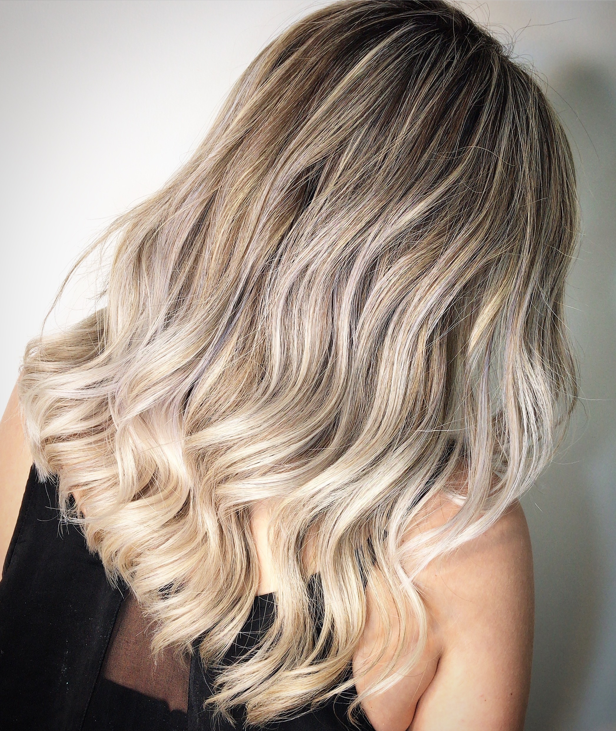 Retoque de Raiz com clareamento comprimento  cabelo cabeleireiro(a) designer de sobrancelhas maquiador(a)