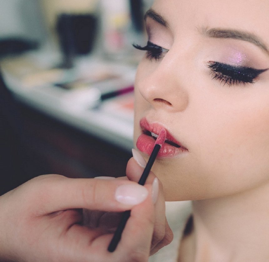 *Curso Maquiagem Profissional START*

Instrutora Andréia Vicente Alves (Instrutora maquiagem profissional e avançado) / Andréia Magalhães Makeup

O curso de MAQUIAGEM PROFISSIONAL START é voltado para quem quer iniciar na profissão, e no mercado da beleza. Este curso também é procurado por profissionais já atuantes na área da beleza a fim de aumentar sua grade de serviços oferecidos.
O material teórico complementa as aulas práticas orientando os alunos sobre a utilização dos melhores produtos, técnicas e procedimentos atuais.

*Carga horária*
4 Aulas - 16 horas
Aulas Segundas e quartas-feiras dàs 13:00 às 17:00

*Cronograma*
- Higienização dos pincéis e ética profissional
- Temperatura e subtons da pele (pele fria e quente)
- Limpeza, hidratação da pele
- Corrigindo olheiras
- Técnicas de cobertura e correção da pele ( base, corretivo, pó)
- Círculo cromático
- Uso de sombras e seu uso em degrade
- Olho smokey Black, esfumado em diagonal com delineado infinito, esfumado clássico com delineado gatinho, semi cut (uma das técnicas mais pedidas entre clientes), olho texturizado com glitter, esfumado noiva.
- Aplicação de batom simples e em degradê
- Noção de pele Hd para foto e filmagem
- Ângulos corretos para tirar foto do celular para sua divulgação.

*Lista de material*
A escola providencia os materiais para realização do curso

*MODELOS* Escola providencia as modelos

#makeup #maquiagem #maquiagemnoiva #makeperfeita #curso #cursosprofissionalizantes maquiagem micropigmentador(a) cabeleireiro(a) auxiliar cabeleireiro(a) maquiador(a) depilador(a) manicure e pedicure stylist / visagista docente / professor(a) barbeiro(a) designer de sobrancelhas consultor(a)