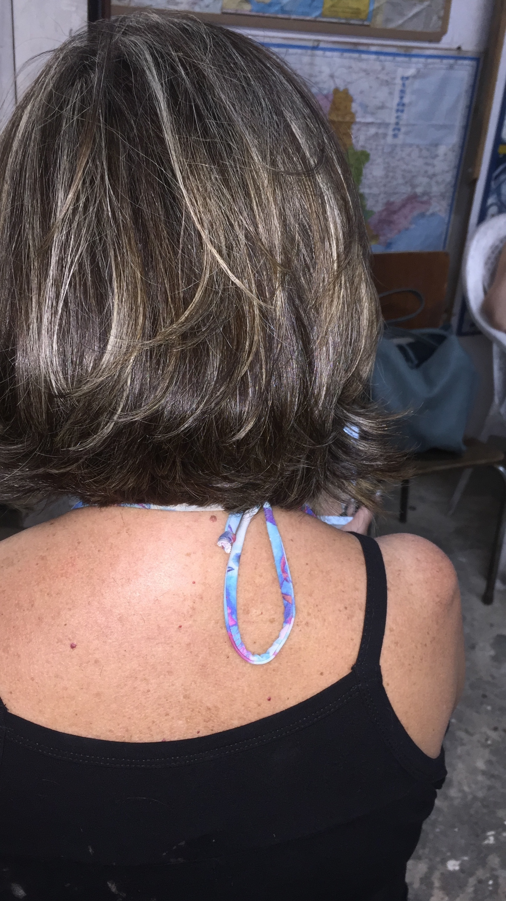 Cabelos na altura das costas com grande crescimento de raiz, coloração, luzes tom louro nude, e corte Chanel repicado para dar um ar moderno. cabelo cabeleireiro(a) docente / professor(a)