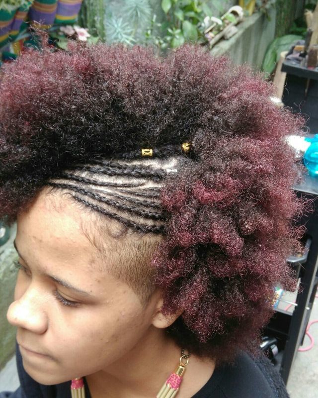 Trança Enraizada em cabelo raspado nas laterais cabelo auxiliar cabeleireiro(a)