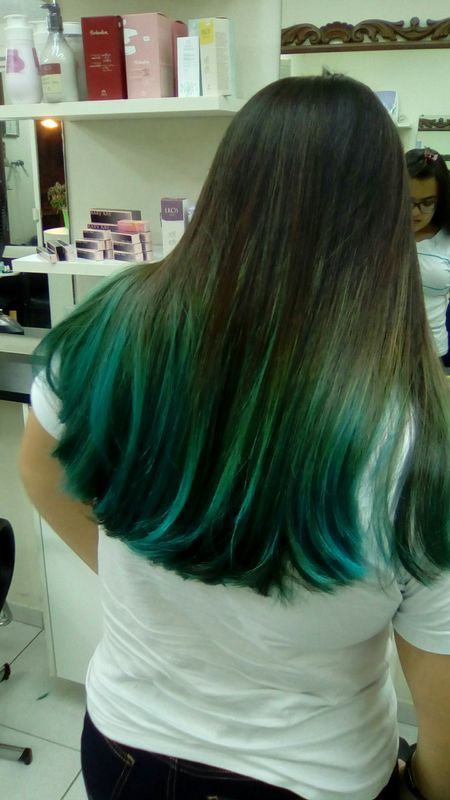 Cabelo com descoloração e aplicação de tonalizante azul cabelo manicure e pedicure depilador(a) designer de sobrancelhas barbeiro(a) cabeleireiro(a) recepcionista