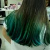 Cabelo com descoloração e aplicação de tonalizante azul