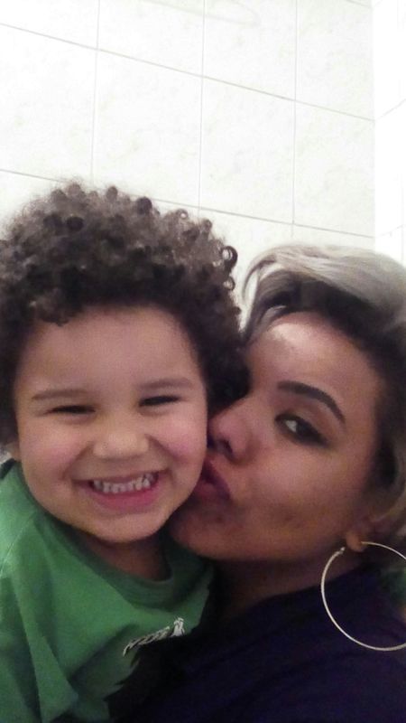 Criança com Black assumido e estilizado
Mãe com o cabelo mechado no tom prata cabelo manicure e pedicure depilador(a) designer de sobrancelhas barbeiro(a) cabeleireiro(a) recepcionista