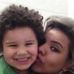 Criança com Black assumido e estilizado
Mãe com o cabelo mechado no tom prata