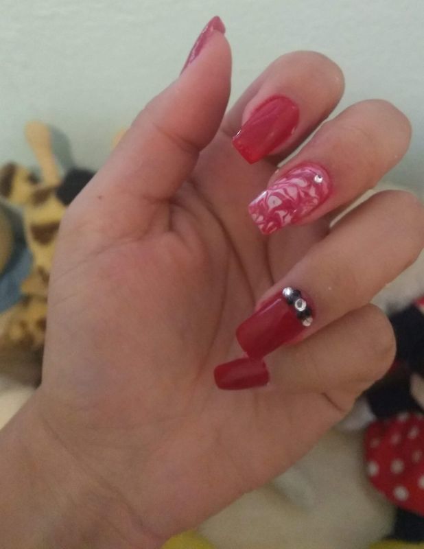 Alongamento em gel e esmalte em gel com decoração mamorizada e pedras manicure e pedicure