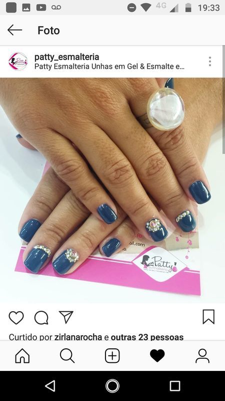 Esmalte em gel nas unhas naturais com decoração de joias manicure e pedicure