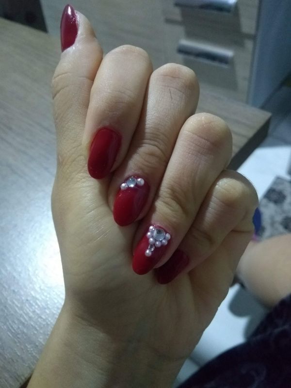 Alongamento em gel com esmalte em gel e decoração de pedras manicure e pedicure