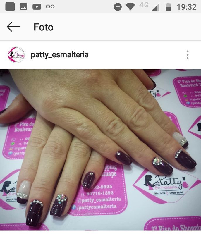 Esmalte em gel nas unhas naturais com decoração de pedrarias manicure e pedicure