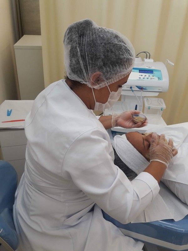 Estética facial! Microcorrentes e máscara de argila amarela com colágeno! Depois de uma pele corretamente higienizada!  estética esteticista manicure e pedicure designer de sobrancelhas