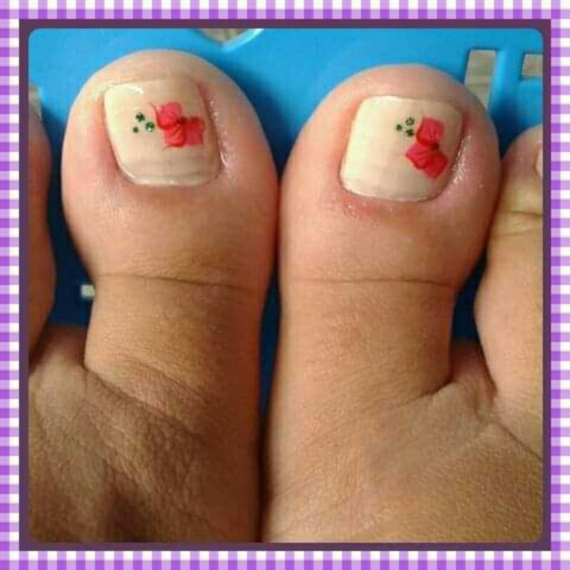 Unhas dos pés esmaltada tom claro finalizado com películas. unha manicure e pedicure