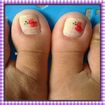 Unhas dos pés esmaltada tom claro finalizado com películas.