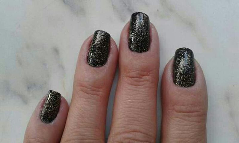 Esmaltação com esmalte na cor preto finalizado com esmalte gliter dourado. unha manicure e pedicure