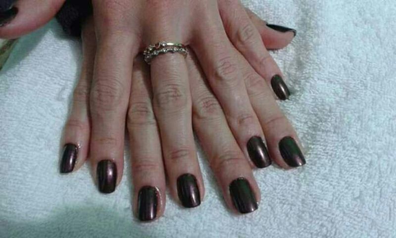 Esmaltação com esmalte escuro cor marrom. unha manicure e pedicure