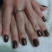 Esmaltação com esmalte escuro cor marrom.