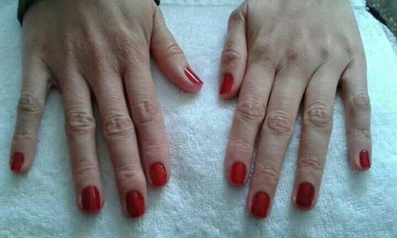 Esmaltação com esmalte cor vermelho. unha manicure e pedicure