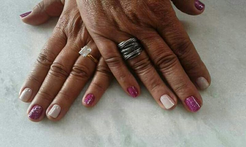 Esmaltação com esmalte em dois tons rosa claro e Rosa pink finalizados com esmalte gliter. unha manicure e pedicure