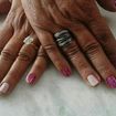 Esmaltação com esmalte em dois tons rosa claro e Rosa pink finalizados com esmalte gliter.