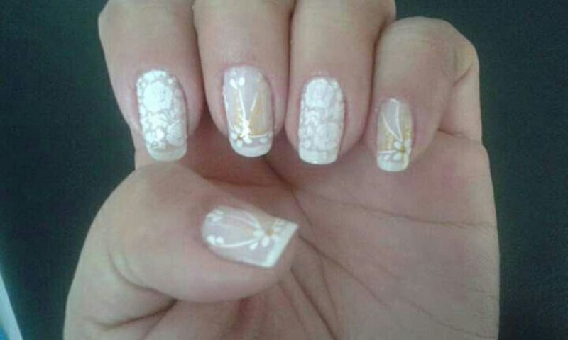 Esmaltação com francesinha usando esmalte branco e o renda finalizado com películas. unha manicure e pedicure