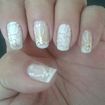 Esmaltação com francesinha usando esmalte branco e o renda finalizado com películas.