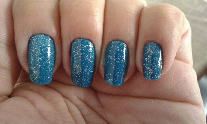Esmaltação na cor azul finalizado com esmalte gliter prateado. unha manicure e pedicure
