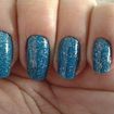 Esmaltação na cor azul finalizado com esmalte gliter prateado.