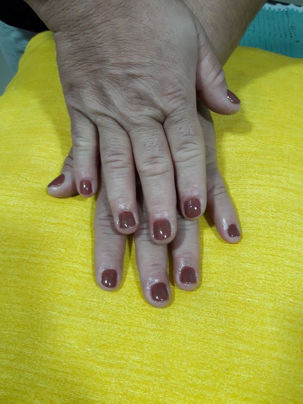unha esteticista manicure e pedicure designer de sobrancelhas