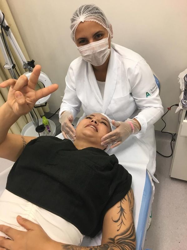 esteticista manicure e pedicure designer de sobrancelhas