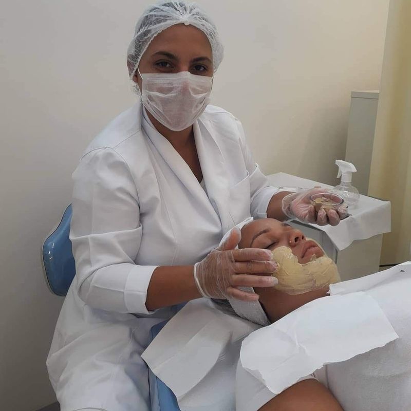 Depois de um peeling de cristal, uma máscara revitalizante de argila amarela e colágeno! estética esteticista manicure e pedicure designer de sobrancelhas